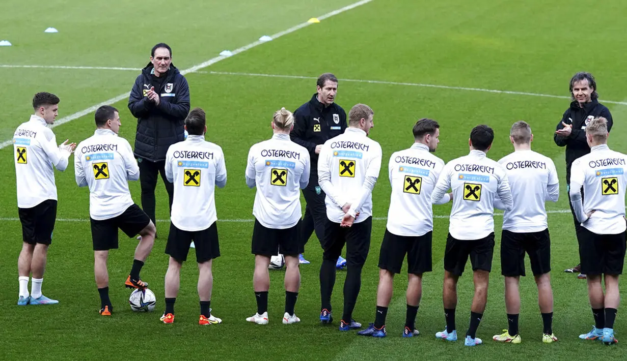 Pelatih Austria Franco Foda berbicara kepada para pemainnya saat sesi latihan jelang menghadapi Wales pada pertandingan kualifikasi Piala Dunia 2022 di Stadion Cardiff City, Wales, 23 Maret 2022. (Nick Potts/PA via AP)