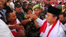 Para pendukung yang hadir saling berebut untuk bisa berjabat tangan dengan Prabowo usai menghadiri deklarasi dukungan di Tugu Proklamasi Jakarta, Selasa (10/6/2014) (Liputan6.com/Miftahul Hayat)