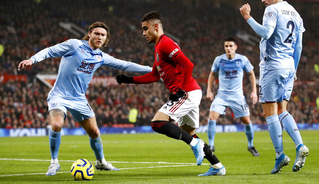 Pemain Manchester United, Andreas Pereira, berusaha melewati pemain Burnley pada laga Premier League di Stadion Old Trafford, Kamis (23/1/2020). Manchester United takluk 0-2 dari Burnley. (AP/Martin Rickett)