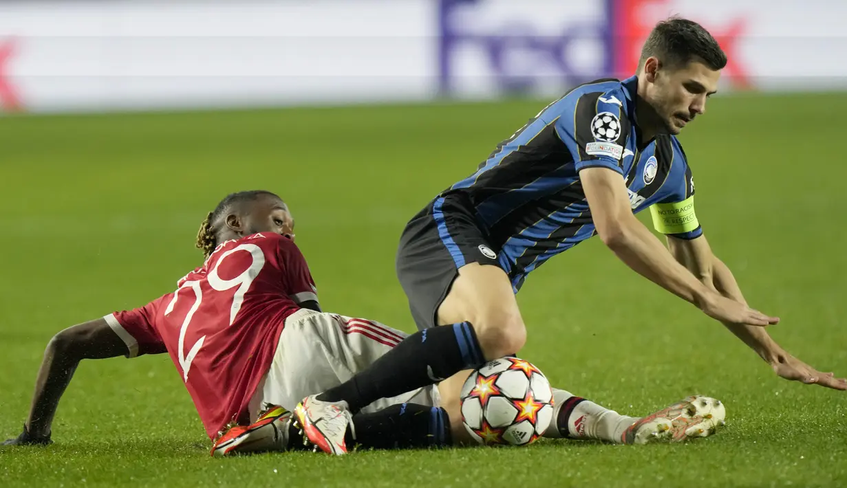 Bek Manchester United (MU), Aaron Wan-Bissaka menjegal gelandang Atalanta Remo Freuler pada matchday keempat Liga Champions di Stadion Gewiss, Rabu dini hari WIB (3/11/2021). Atalanta berhasil menahan imbang MU 2-2. (AP Photo/Luca Bruno)