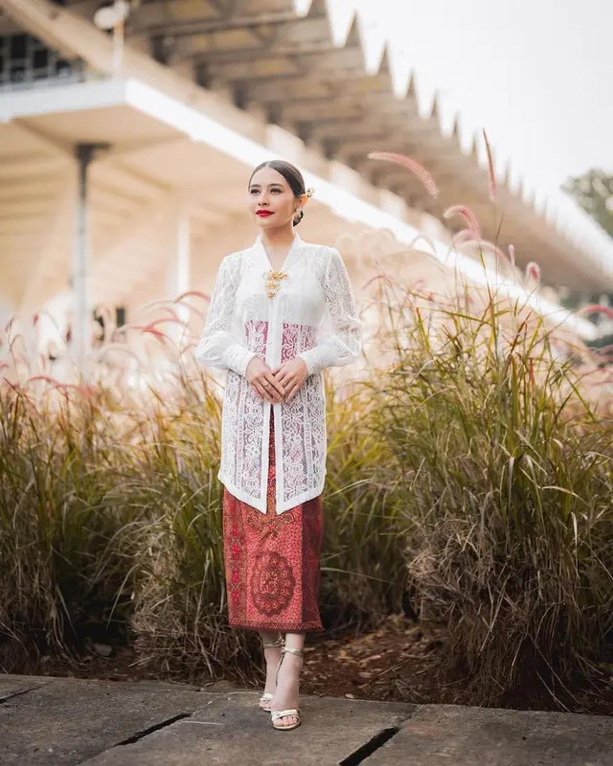 4 Referensi Kebaya Brokat Modern ala Artis, dari Putri Marino hingga Prilly Latuconsina