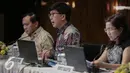 Direktur Utama PT Surya Citra Media Tbk (SCMA) Sutanto Hartono (tengah) memaparkan performa perusahaan dalam paparan publik SCM di SCTV Tower, Jakarta, Jumat (16/12/2016). SCM akan semakin memperkuat bisnis konten di 2017 (Liputan6.com/Faizal Fanani)