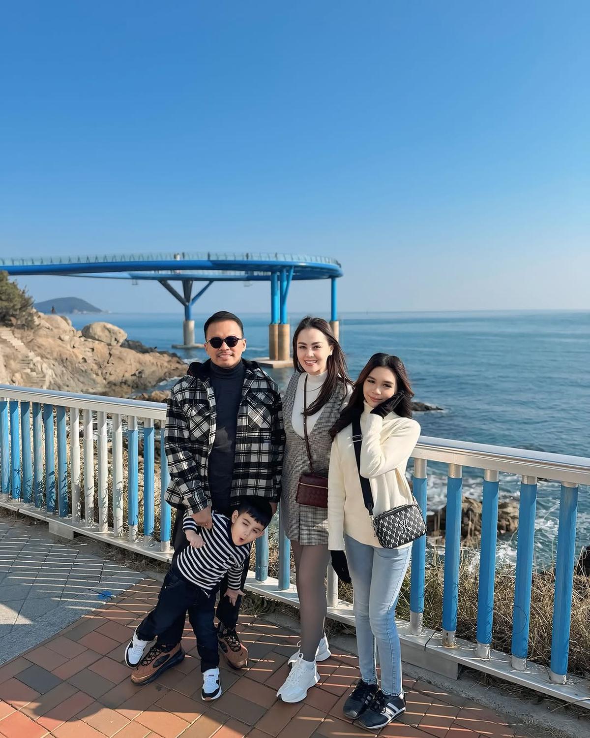Potret Jennifer Dunn dan Faisal Haris Ajak Dua Anaknya Liburan di Korea