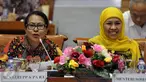 Menteri Sosial Khofifah Indar Parawangsa (kanan) dan Menteri Pemberdayaan Perempuan dan Perlindungan Anak (PPPA) Yohana Yembise saat rapat kerja di Gedung Parlemen, Senayan, Jakarta, Selasa (26/7). (Liputan6.com/Johan Tallo)