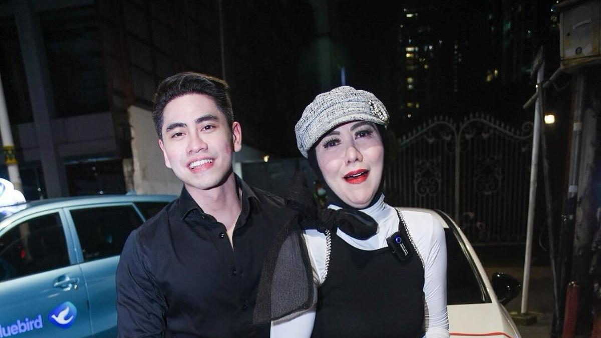 Foto Ultah Venna Melinda ke-53 Dapat Hadiah Mewah, Dikira Mobil Ternyata Sandal