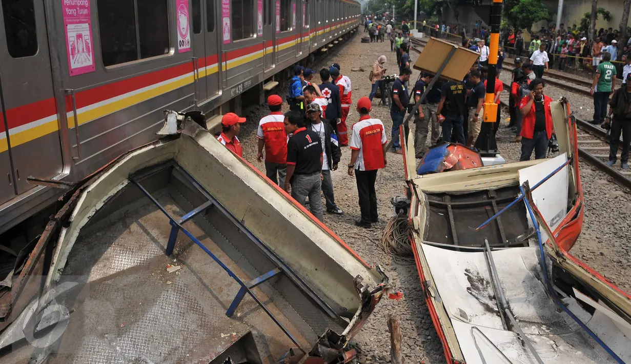 Kondisi Metromini yang rusak parah akibat terhantam kereta di perlintasan Angke, Tambora, Jakarta, Minggu (6/12/2015). Menurut saksi mata, Metromini tersebut nekat menerobos palang pintu hingga terjadi kecelakaan. (Liputan6.com/Gempur M Surya) 