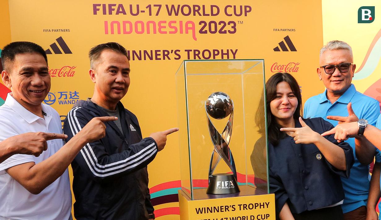 Pj Gubernur Jawa Barat, Bey Machmudin (Kedua kiri) dan Pj Walikota Bandung, Bambang Tirtoyuliono (kanan) didampingi Waketum PSSI, Ratu Tisha berfoto bersama trofi Piala Dunia U-17 2023 dalam rangkaian acara Trophy Tour Experience menyambut Piala Dunia U-17 di Cikapayang Dago Park, Bandung, Minggu (22/10/2023) pagi WIB. (Bola.com/Bagaskara Lazuardi)