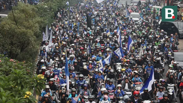 Foto: Sambut Kedatangan Skuad Persib usai Juara Championship Series BRI Liga 1 2023/2024, Bobotoh Lakukan Pawai di Kota Bandung