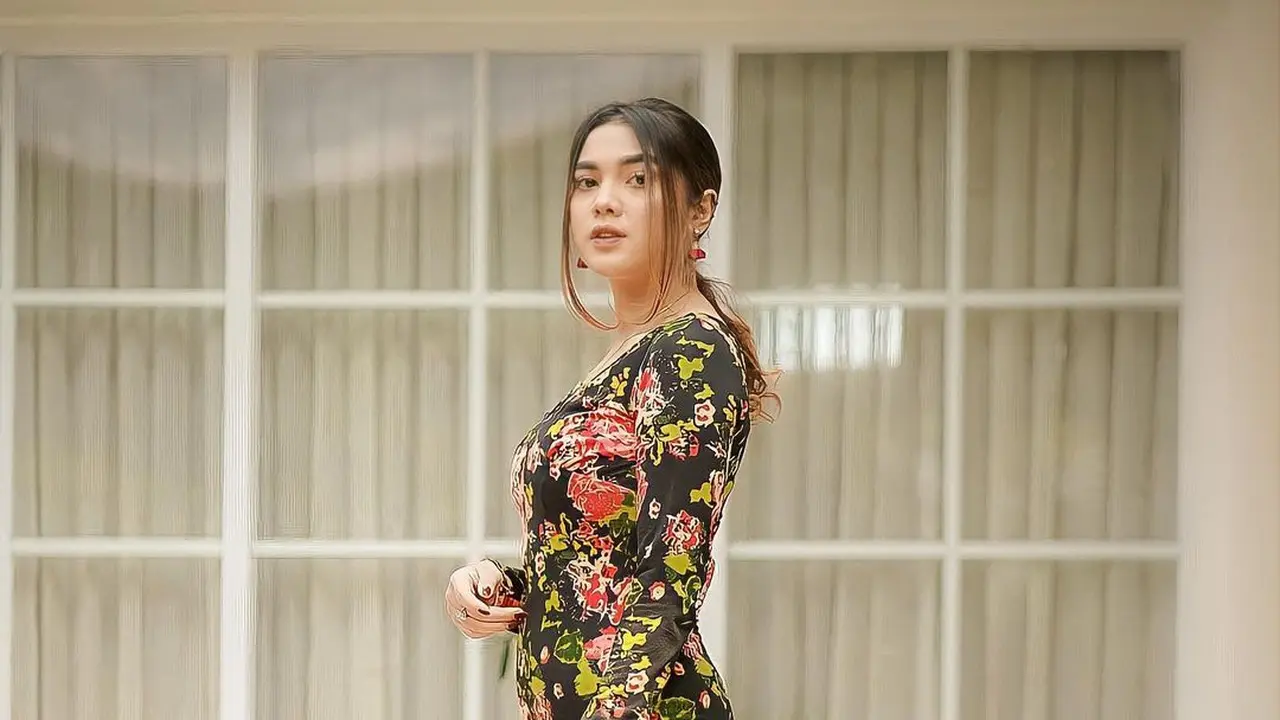 Jadi Single Mom, Ini 6 Potret Raya Kitty Usai Setahun Lebih Bercerai