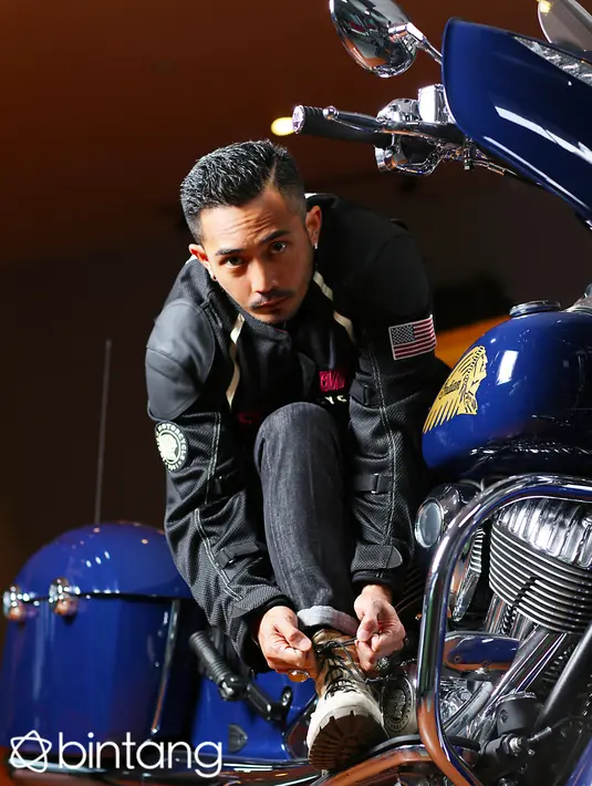 Jika tidak ada jadwal syuting, Yama memanfaatkannya dengan mengunjungi lapak batu akik. Yama merasa bangga dengan potensi alam yang satu ini. (Galih W. Satria/Bintang.com)