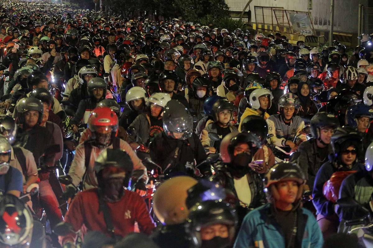 FOTO: Sambil Tidur di Motor, Warga Antri Masuk Kapal Di Puncak Arus Mudik Ciwandan