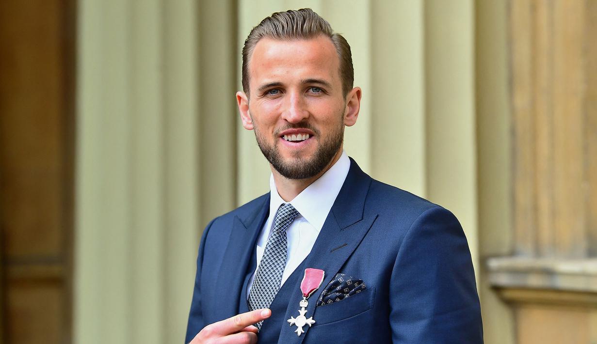 Penyerang Tottenham Hotspur sekaligus kapten Timnas Inggris, Harry Kane mendapatkan gelar MBE (Member of the Order of the British Empire) atas perannya membawa The Three Lions ke semifinal Piala Dunia 2018 di Rusia. Ia dianggap berjasa mengangkat kembali pamor Timnas Inggris. (AFP/Pool/Victoria Jones)