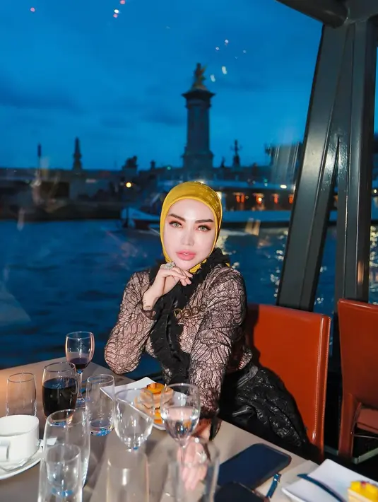 Menikmati santapan lezat dari atas kapal, Bella Shofie memilih memadukan outfit berwarna hitam dengan hijab kuning. Mana penampilan Bella Shofie yang paling jadi favoritmu, Sahabat FIMELA? [Foto: Instagram/bellashofie_rigan]