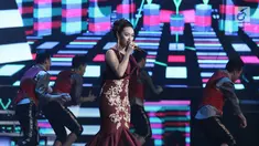 Penyanyi dangdut Zaskia Gotik ketika membawakan lagu pada Perayaan HUT ke 27 SCTV di Hall D, Jiexpo Kemayoran, Jakarta, Kamis (24/8). Zaskia Gotik berkolaborasi dengan Via Vallen yang diiringi dengan musik EDM. (Liputan6.com/Herman Zakharia)