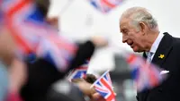 Dalam file foto yang diambil pada 01 Maret 2022 Pangeran Charles Inggris, Pangeran Wales menyapa anggota masyarakat di luar Dermaga selama kunjungannya ke Southend, Inggris timur. Charles putra tertua mendiang raja (73) memanfaatkan sebagian besar waktunya untuk memecahkan rekor sebagai pewaris takhta terlama dengan menempa jalannya sendiri. (AFP/ JUSTIN TALLIS)