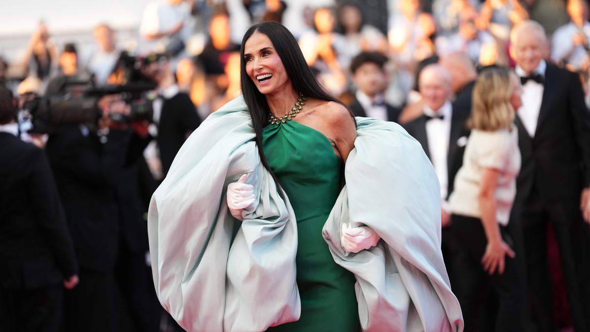 Gaun Demi Moore di Penutupan Cannes 2026, Syalnya Disamakan dengan Sleeping Bag