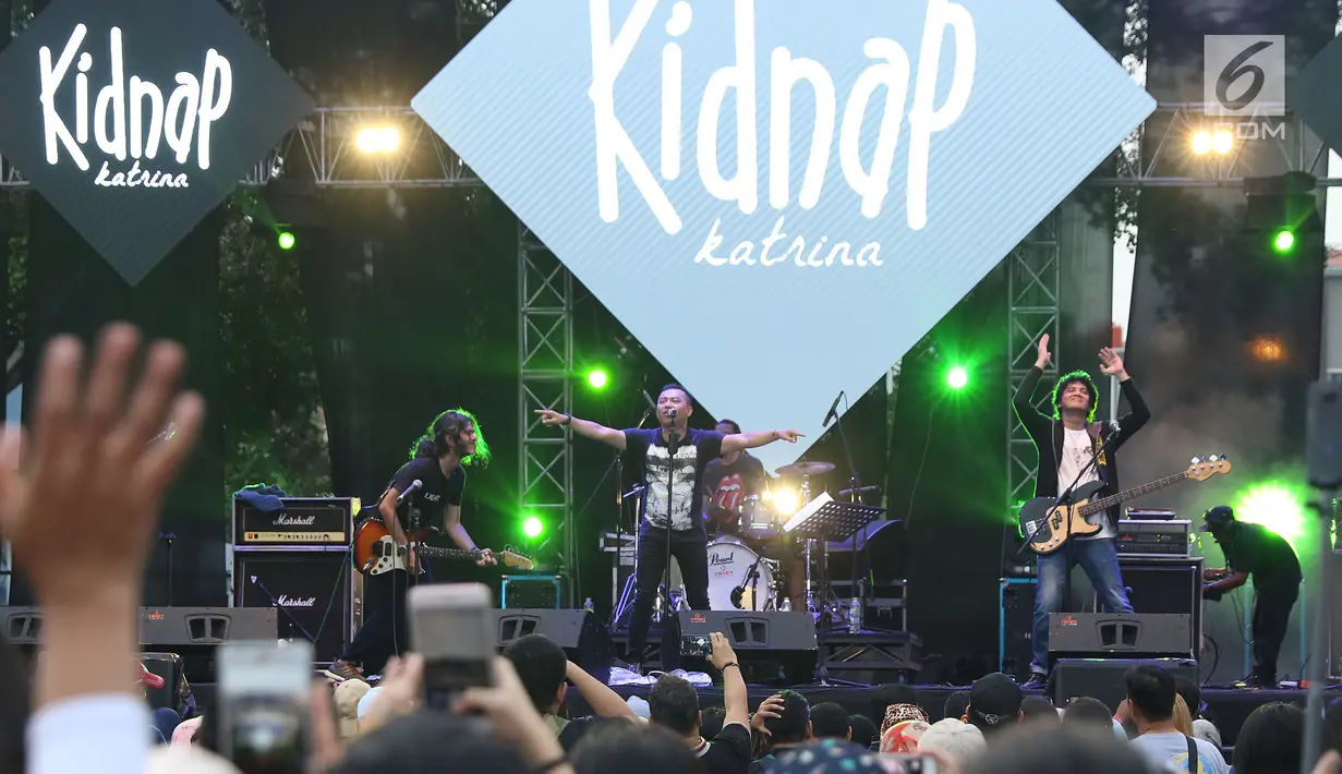 Vokalis grup band era 90 an Kidnap Katrina, Anang Hermansyah saat tampil pada gelaran The 90’s Festival di Gambir Expo Kemayoran, Jakarta, Sabtu (10/11). Sejumlah lagu dinyanyikan bersama pengunjung diantaranya, Biru. (Liputan6.com/Helmi Fithriansyah)