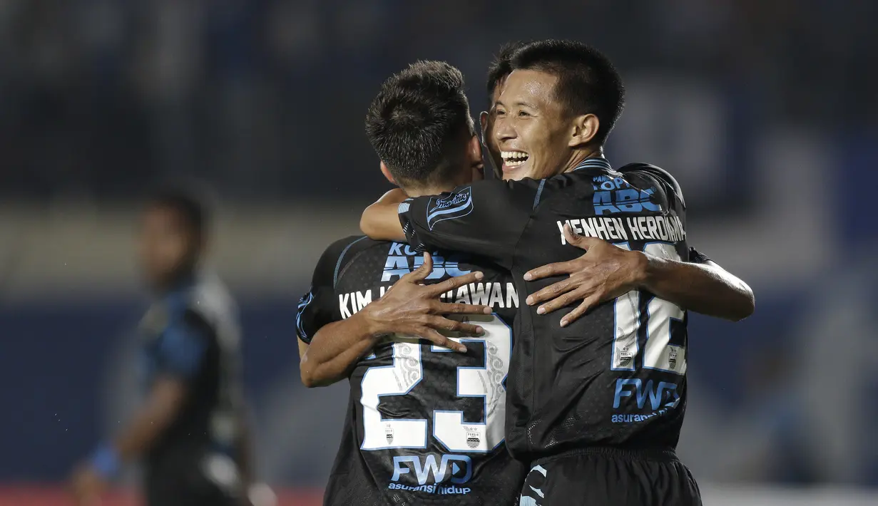 Striker Persib Bandung, Ezechiel Ndouasel, berebut bola dengan pemain Perseru Serui pada laga Piala Presiden 2019 di Stadion Si Jalakl Harupat, Soreang, Bandung, Selasa (12/3). Persib menang 4-0 atas Perseru.(Bola.com/Yoppy Renato)
