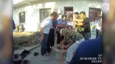 Seorang ibu hamil 8 bulan tak sengaja terjatuh ke sungai. Evakuasi dilakukan oleh petugas guna menyelamatkan sang ibu.