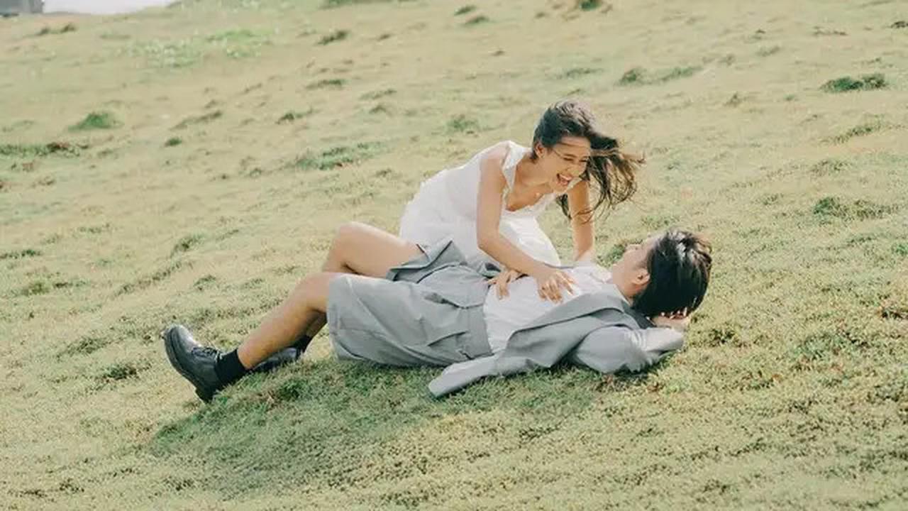 8 Foto Prewedding Angga Yunanda dan Shenina Cinnamon yang Bak Adegan Film Berbagai Genre