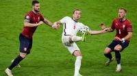 Striker Timnas Inggris, Harry Kane, saat coba melewati kawalan dua pemain Republik Ceska pada laga terakhir Grup D Euro 2020 di Stadion Wembley, Rabu (23/6/2021) dini hari WIB. Dalam laga itu, Inggris menang 1-0. (AP Photo/Matt Dunham,Pool)