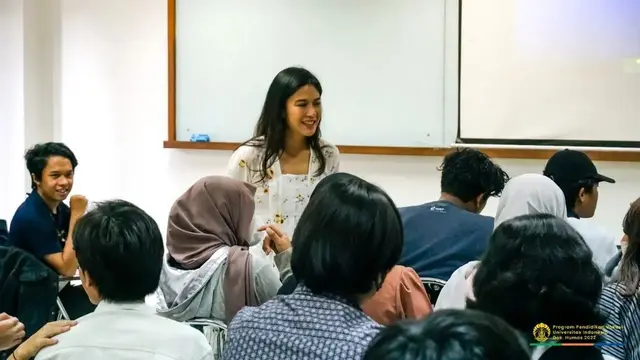 5 Potret Dian Sastro Berbagi Pengetahuan di Kampus UI, Bakal Jadi Dosen Idola