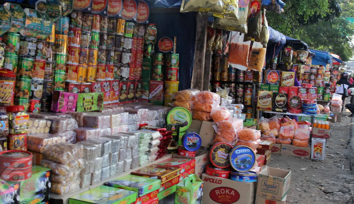 Salah satu kios penjual kue kering musiman di kawasan Ciracas, Jakarta, Minggu (12/7/2015). Sejak beberapa hari terakhir, transaksi pedagang musiman kue kering mengalami peningkatan menjelang hari raya Idul Fitri. (Liputan6.com/Helmi Afandi)