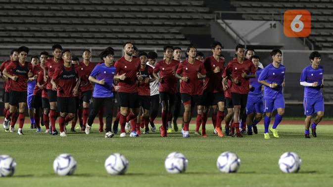 Para pemain Timnas Indonesia menjalani latihan di Stadion Madya, Senayan, Jakarta. (Bola.com/Yoppy Renato)