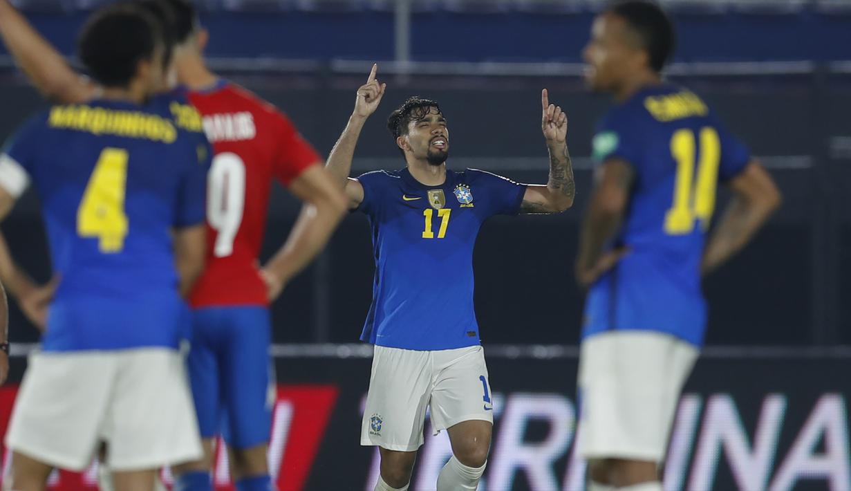 Gelandang Brasil, Lucas Paqueta (tengah) melakukan selebrasi usai mencetak gol kedua Brasil ke gawang Paraguay dalam laga kualifikasi Piala Dunia 2022 Zona Conmebol di Defensores del Chaco Stadium, Asuncion, Selasa (8/6/2021). Brasil menang 2-0 atas Paraguay. (AP/Jorge Saenz)