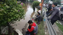 Sejumlah warga memancing ikan di bantaran Sungai Ciliwung, Jakarta, Selasa (21/2). Meluapnya Sungai Ciliwung menjadi berkah tersendiri bagi warga untuk memancing dan menjala ikan yang terbawa arus dari hulu. (Liputan6.com/Immanuel Antonius)