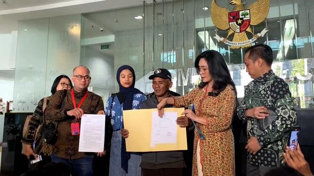 Keluarga almarhum Dini Sera Afriyanti (29) melaporkan Majelis Hakim Pengadilan Negeri Surabaya ke Komisi Yudisial (KY) atas vonis bebas kepada Gregorius Ronald Tannur, terdakwa kasus pembunuhan. (Merdeka.com/Bachtiarudin Alam)