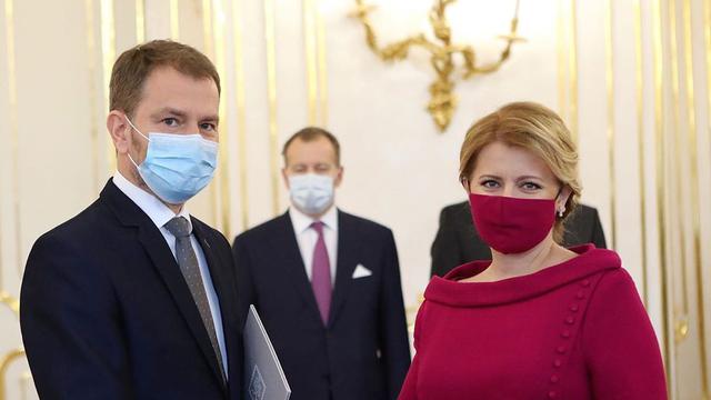 Potret Presiden Slovakia yang tetap stylish meski kenakan atribut pencegahan penularan virus corona