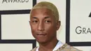 Penyanyi yang juga rapper, Pharrell Williams saat tiba di karpet merah ajang bergengsi Grammy Awards 2016 di Los Angeles, Senin (15/2). Pelantun 'Happy' itu mengenakan t-shirt yang dipadu dengan jaket wanita Chanel. (AFP PHOTO/Valerie MACON)