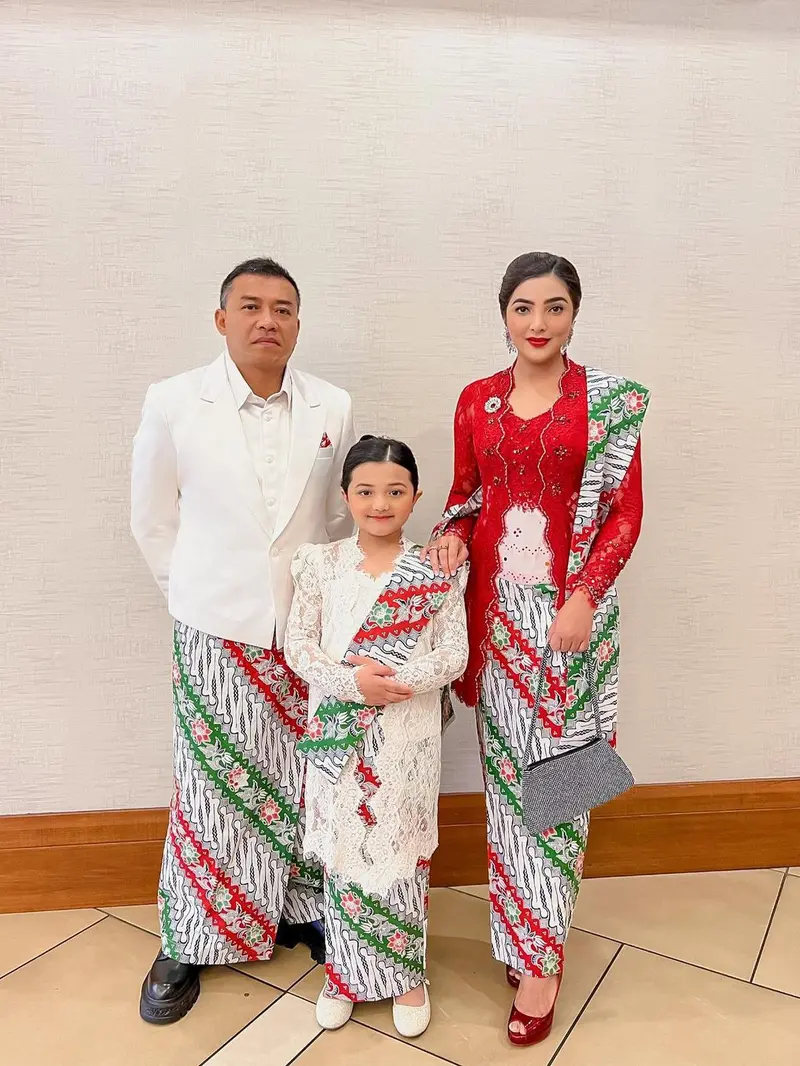 Arsy ditemani Anang Hermansyah dan Ashanty mengenakan kebaya serta kain khas Indonesia dalam acara ceremony WCOPA. (Foto: Instagram/@ashanty_ash)