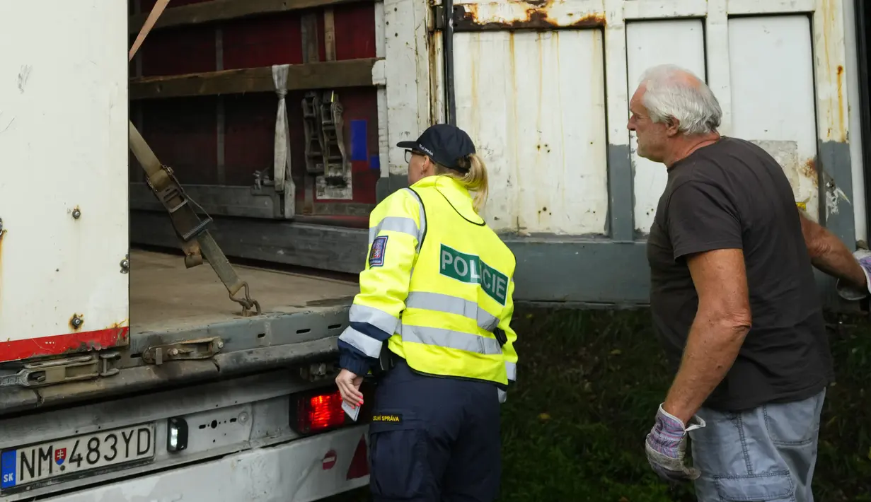 Polisi Ceko memeriksa sebuah truk di perbatasan dengan Slovakia di Stary Hrozenkov, Republik Ceko, Kamis, 29 September 2022. Kementerian Dalam Negeri Ceko mengatakan tindakan itu diperlukan setelah pihak berwenang menahan hampir 12.000 migran ilegal di wilayah Ceko tahun ini. (AP Photo/Petr David Josek)