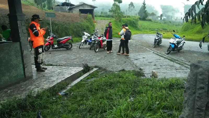 Petugas PVMBG dan instansi lainnya mengobservasi Kawasan Kawah Sileri, Banjarnegara. (Foto: Liputan6.com/BPBD BNA/Muhamad Ridlo)