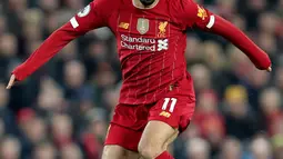 Pemain Wolvehampton Wanderers,  Joao Moutinho berebut bola dengan penyerang Liverpool, Mohamed Salah pada pekan ke-20 Liga Inggris 2019-2020 di Anfield, Minggu (29/12/2019). Liverpool semakin perkasa di Premier League setelah menang 1-0 atas Wolverhampton. (AP/Jon Super)