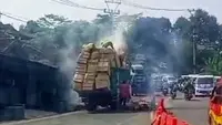 Truk Hanger Terbakar Picu Kemacetan Panjang di Tanjakan Sukabumi