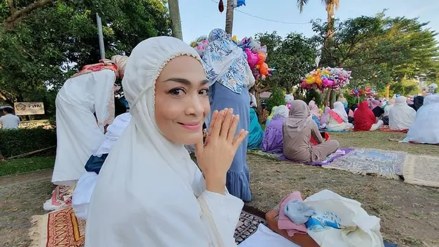 Dewi Hughes disebut lebih muda setelah turunkan berat badannya hingga puluhan kilogram