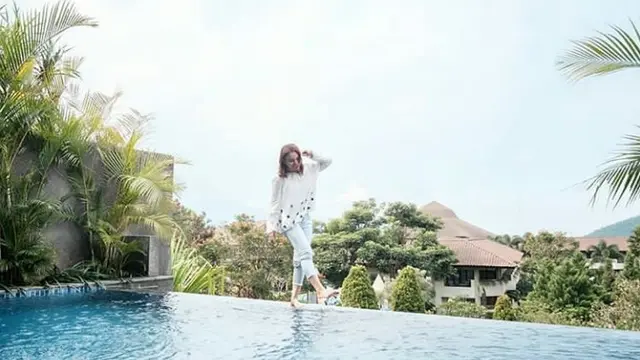 Rossa saat berada di pinngir kolam renang