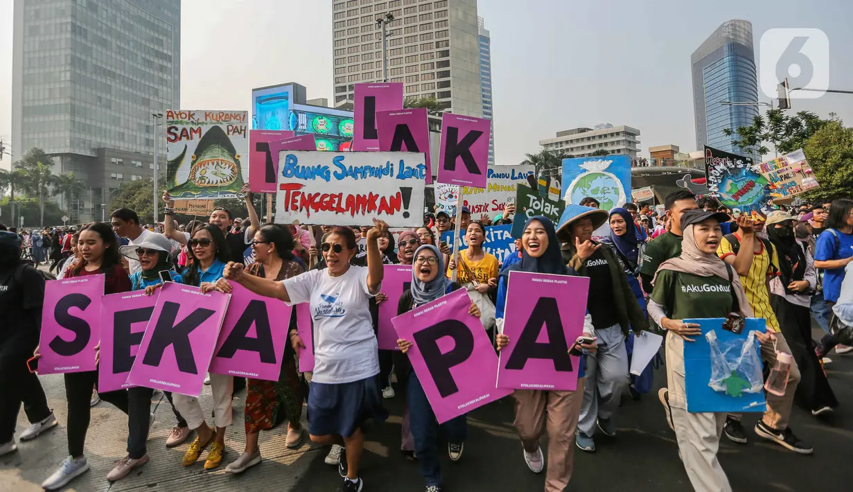 Aksi Mantan Menteri Kelautan dan Perikanan Susi Pudjiastuti mengikuti pawai bebas plastik di kawasan Sudirman, Jakarta, Minggu (30/7/2023). (Liputan6.com/Faizal Fanani)