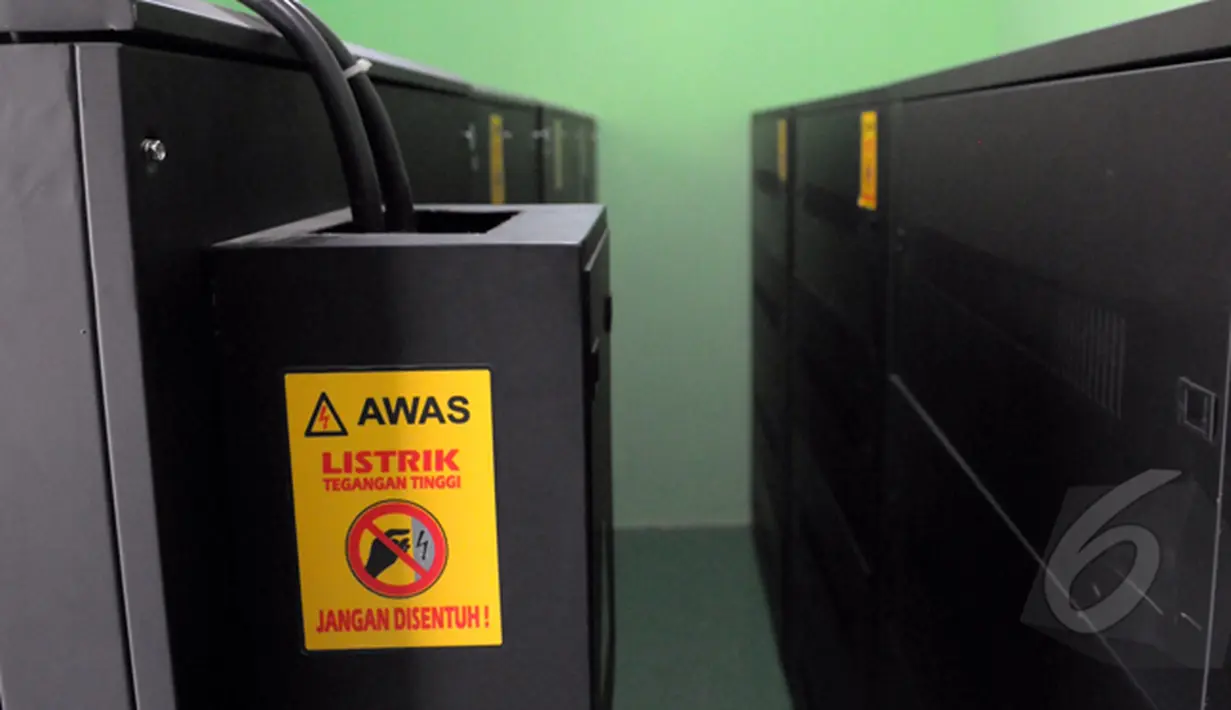 Penampakan uninterruptible power supply (UPS) di SMAN 57, Jakarta, Senin (2/3/2015). Diduga hampir semua sekolah di Jakarta menerima UPS senilai Rp 6 Miliar(Liputan6.com/Andrian M Tunay)