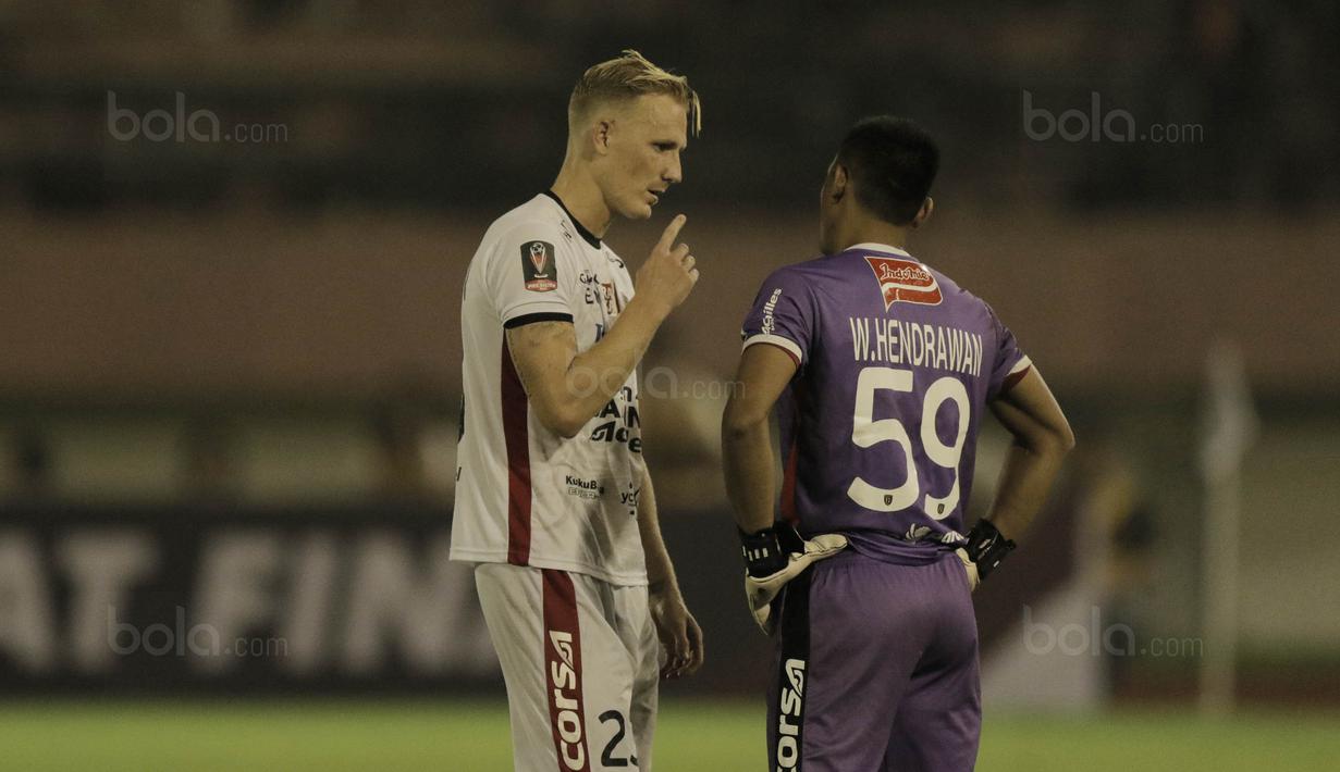 Kiper Bali United, Wawan Hendrawan, mendapat arahan dari Van Der Velden pada laga Piala Presiden di Stadion Manahan, Solo, Sabtu, (3/2/2018). Bali United menang adu penalti dengan skor 5-4. (Bola.com/M Iqbal Ichsan)