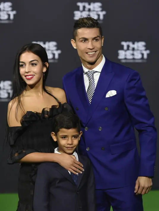 Ronaldo yang sangat tampan dengan setelan tuxedo berwarna birunya berlenggang di karpet hijau bersama anak dan wanita berambut panjang bernama Georgina Rodriguez. Model asal Spanyol itu ternyata kekasih baru Ronaldo. (AFP)