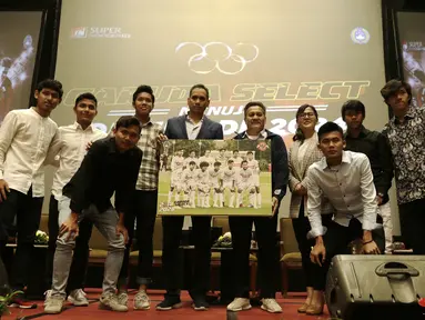Sekjen PSSI, Ratu Tisha, dan anggota Exco PSSI, Gusti Randa, berfoto bersama tim Garuda Select di Hotel Sultan, Jakarta, Jumat (17/5). Garuda Select kembali ke Indonesia usai menjalani pelatihan dan uji coba di Inggris. (Bola.com/Yoppy Renato)