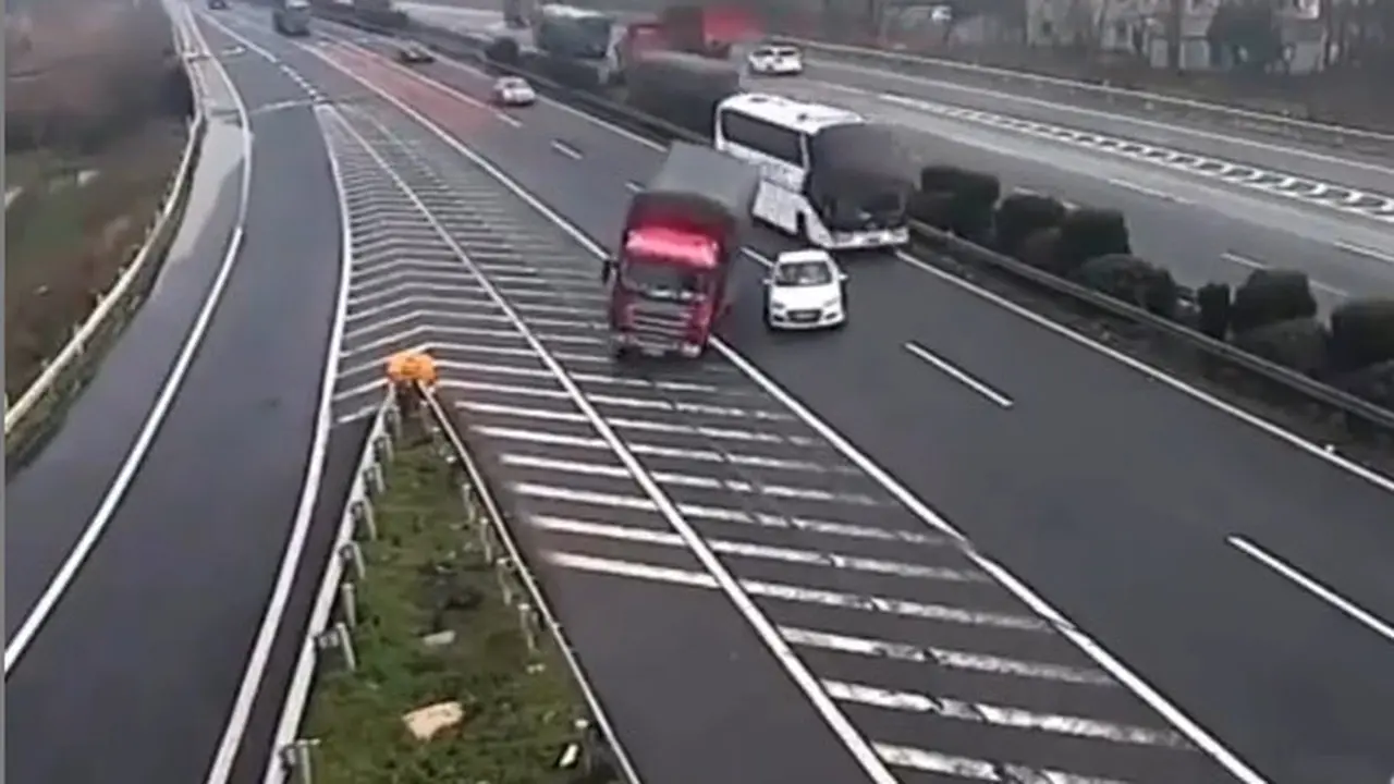Sebuah video yang dibagikan akun Instagram @dramaojol.id memperlihatkan sebuah mobil sedan menjadi penyebab kecelakaan dua truk di jalan bebas hambatan.