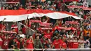 Suporter membentangkan bendera Merah Putih jelang menyaksikan laga Timnas Indonesia U-19 melawan Chinnese Taipei pada penyisihan Grup A Piala AFC U-19 2018 di Stadion GBK, Jakarta, Kamis (18/10). Indonesia unggul 3-1. (Liputan6.com/Helmi Fithriansyah)