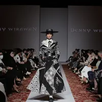 Denny Wirawan persembahkan koleksi Niti Senja yang mengangkat cerminan citra wanita yang tangguh, bersahaja, mandiri dan mencintai akar budaya. (Denny Wirawan).