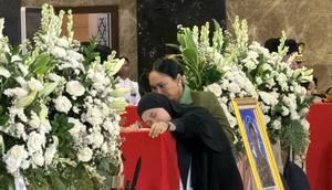 Tangis keluarga 3 Prajurit TNI Gugur di Lebanon (Foto: Lizsa Egeham/Liputan6.com)