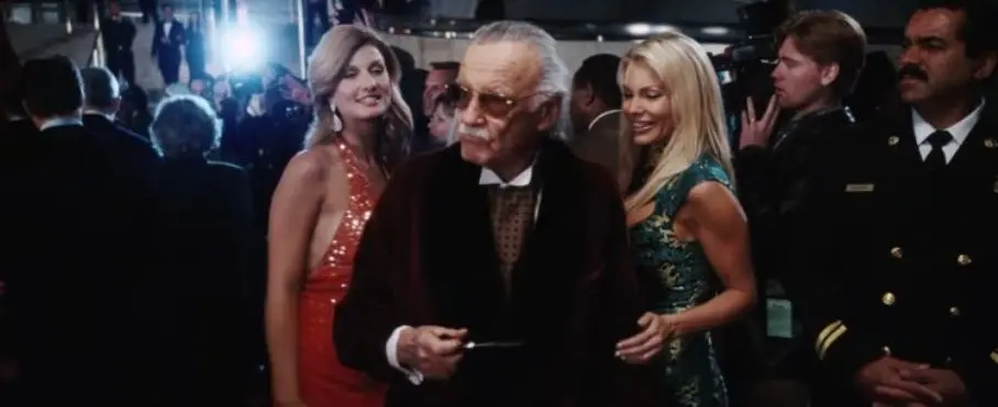 Stan Lee saat beradegan cameo di film Iron Man. (thisisinsider.com)